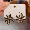 Brincos de Tarraxa Florais Pretos com Zircônia Resistentes e Modernos para 2025, com Senso de Estilo, Brincos com Zircônia Microincrustada, Brincos Elegantes de Celebridade da Internet