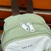 Mochila com tema de floresta para caminhadas ao ar livre e montanhismo, apresentando um design mini, cores contrastantes, construção leve e adequada para o trajeto diário e ciclismo.