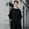 Blusa de manga longa estilo Miyake para mulheres, com design exclusivo, cor sólida, gola redonda, barra assimétrica, T-shirt pulôver moderna, casual e versátil