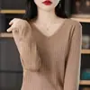 26 Novo Estilo Primavera e Outono Suéter de Algodão Canelado com Decote V Feminino Slim Fit Camisa Base Tricotada Atacado e Dropshipping
