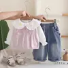 Kids2026 Ropa Infantil Niñas Conjunto de Suéter Pequeña Flor Primavera y Otoño Conjunto de Tres Piezas Ropa Elegante para Niñas Estilo Coreano Venta al por Mayor