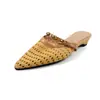Elegantes Mules de Verano 2026 Tejidos Calados con Tachuelas de Punta Baja y Tacón Bajo