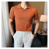 Nova Camisa Polo Tricotada de Manga Curta Listrada de Verão para Homens Elegante Business Casual Slim Gola V Pequena Camiseta Tricotada para Homens