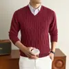Nuevo suéter de lana de cuello en V para invierno para hombre, engrosado y cálido, suéter de punto, color liso, estilo casual, con un diseño estampado, perfecto como capa base