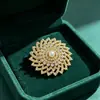Broche de Girassol Europeu Resistente com Centro de Pérola Cercado por Strass Alfinete para Vestidos de Noite Casacos Corsage Versátil
