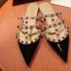 Sandalias Planas de Moda V's con Puntera de Remache para Mujer, Versión Alta, Original Puro, Charol Negro, Calzado Exterior de Moda, Punta Fina, Medias Zapatillas