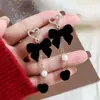 Pendientes Festivos de Terciopelo con Lazo Corazón Rojo y Borla Diseño de Alta Gama Estilo Lujo Ligero Pendientes de Botón Retro