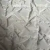 Los fabricantes procesan telas de algodón acolchadas y bordadas, ropa de algodón, parkas, chaquetas de plumas Bosideng, productos semiacabados