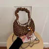 Bolsa de mão elegante e moderna com estampa de leopardo estilo coreano para mulheres, nova coleção 2026, bolsa de ombro chique e leve com design plissado