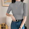 Camiseta Slim Fit com Gola Ligeiramente Alta e Mangas Três Quartos, Apresentando um Design Canelado Casual e Único para um Visual que Valoriza o Corpo, Adequada para Mulheres que Querem um Look Estiloso