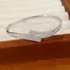 Pulsera con cierre de raya retorcida en oro real de 18K chapado con circonita, sensación de lujo ligero de alta gama, joyería femenina exquisita y versátil