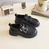Moda Primavera 2025 Sapatos Loafer Infantis com Fivela de Metal para Crianças Maiores Sapatos Infantis Lisos Simples Sapatos de Couro Quadrados para Meninas