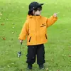 Jaqueta corta-vento infantil Outono 2026 Nova Estilosa Streetwear de Bebê Crianças com Capuz Corta-vento Superior Tendência
