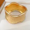 Pulseira com fecho de listras verticais onduladas estilo europeu e americano, peça de destaque única e fashion, joia de nicho de luxo leve de alta qualidade