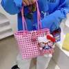 HD728A04 Rosa Girly Vazado Trançado Hello Kitty Pingente Bolsa de Palha Trançada Casual Compras Fotografia de Rua Bolsa de Ombro Único