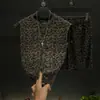 Traje de verano para hombre de alta gama popular con efecto desgastado, nuevo conjunto casual de shorts sin mangas de lujo ligero con lentejuelas y estampado de leopardo, versátil y moderno