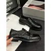 Zapatos Pequeños de Cuero Estilo Británico Retro para Mujer 2026 Nuevos de Primavera Cuero Genuino Hebilla Tallada Versátiles Zapatos Casuales Mocasines para Mujer