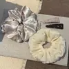 Scrunchie de Cetim Perolado Coreano com Strass, Suave e Elegante para Rabo de Cavalo e Coque, Acessório de Cabelo