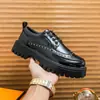 Sapatos masculinos formais casuais plus size transfronteiriços 2025 com rebites, sapatos de couro estilo barbeiro únicos, sapatos masculinos pretos e brancos de moda com sola grossa que aumentam a altura