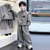 Conjunto de Roupas de Outono para Meninos 2026 Novo Estilo Crianças de Meia-Idade e Mais Velhas Estilo Outono Meninos Estilo Primavera e Outono Crianças Esportivas Listrado Gola Alta Moletom