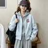 Otoño 2026 Nuevo Estilo Chaqueta Corta Bordada con Capucha de Dos Piezas Falsas para Mujer Estilo Coreano Casual Chaqueta de Béisbol para Mujeres Petites