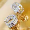 Huitan Hebilla de oreja de estilo francés de lujo ligero para mujer, estilo frío, exquisitos pendientes de circonita huecos de alta calidad, súper brillantes para mujer
