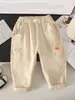 Pantalones Casuales de Primavera y Otoño para Niños y Niñas Moda Infantil Personalidad Tendencia Estilo Coreano Parche de Dibujos Animados Elegante Ropa de Trabajo Pantalones Largos