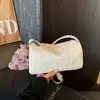 Bolsas Trançadas Artesanais de Luxo Niche Coreanas para Mulheres Verão 2025 Novo Estilo Bolsas de Mão Casuais e Bolsas Transversais Femininas