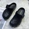 Novos sapatos vietnamitas coloridos com furos e fivela, estilo clássico de celebridade, esportivos, para exterior, praia, estilo casal, sola grossa, sapatos de EVA com furos
