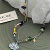 Collar con colgante de flor de color irregular con diseño personalizado, cadena de clavícula con cuentas de piedra natural y cara sonriente, combina con todo para mujer