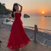 Vestido Longo Estilo Férias em Chiffon Vinho com Estampa Floral, Cintura Marcada e Barra Larga com Babados