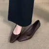 Versão em pele de ovelha de sapatos rasos simples e elegantes de bico quadrado pequeno para mulheres, adequados para o trajeto para o trabalho e trabalho profissional, saltos altos versáteis de alta qualidade