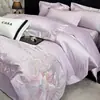 Juego de ropa de cama de lujo de alta gama de cuatro piezas hecho de algodón puro de fibra larga con detalles bordados, incluyendo sábana plana y sábana ajustable