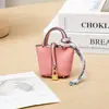 Novo Pingente de Bolsa da Moda, Chaveiro de Couro de Alta Qualidade para Carro, Bolsa Criativa Fofa para Fones de Ouvido, Acessórios para Bolsa Feminina