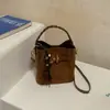 Bolso de Mano Pequeño para Mujer 2026 Otoño/Invierno Nuevo Estilo para el Trabajo Retro Nicho Versátil Casual Bolso Cruzado de Hombro Único Tipo Cubo
