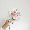 Mini ramo de rosas artificiales hechas a mano con flores secas estrelladas, ideal como regalo decorativo para cumpleaños y bodas.