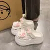 Pantuflas Cerradas de Hello Kitty para Mujer, Nuevo Estilo Verano 2025, de Suela Gruesa que Aumentan la Altura, Lindas de Dibujos Animados Versátiles, Sandalias para Exteriores