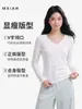 Top de mujer de algodón de bambú, cuello en V moderno, corte en el hombro derecho, manga larga, ligeramente transparente, fino, elegante, ajustado, versátil y perfecto como capa base