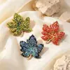 Broche de hoja de arce de cristal para industria pesada, accesorio de alta gama para mujer, exquisito y sencillo ramillete de lujo, para traje o abrigo.