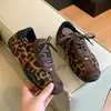Tênis de treino estilo balé color block com estampa de leopardo, nova coleção outono 2026 feminina, tênis casuais versáteis que aumentam a altura