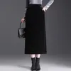 Falda lápiz de terciopelo dorado de corte recto con bolsillo para mujer, nueva colección otoño/invierno 2026, falda midi elegante y estilizada
