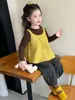 Conjunto de três peças de suéter e suspensório para meninas de comércio exterior, novo estilo coreano elegante para o outono de 2026, roupa infantil de peça única para dropshipping