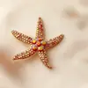 Broche Pin de Crachá Novo 2025 com Diamantes, Design de Estrela do Mar, Fashion e Único, Luxo Leve, Acessório para Terno de Banquete, Em Estoque