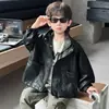 Chaqueta de cuero para niño 2026 nueva elegante de primavera y otoño estilo coreano con cuello alto de cuero PU moderna y genial