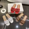 Item quente com saia, toque de luxo, sandálias de uma tira de celebridade da internet, Novidade Outono 2026 Estilo Francês Exquisito Sandálias de dedo com sola grossa Pequeno Estilo Chanel