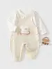 Nova coleção de outono de roupas de exterior com tema de desenho animado para bebês e crianças pequenas, incluindo um macacão confortável de algodão puro grau A com design que protege a barriga, disponível em conjunto de duas peças para meninos e meninas.