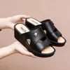2026 Nuevo Estilo Moda Exterior para Mujeres de Mediana Edad Cuña Alta Zapatos de Verano para Mamá Chanclas Antideslizantes de Suela Gruesa para Mujeres
