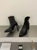 Botas curtas Melard marrons para pessoas baixinhas, com solas grossas e plataforma impermeável, adequadas para outono e inverno, corte justo, bico fino, zíper traseiro, perfeitas para combinar com saias