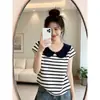 Camiseta chic de estilo coreano a rayas con cuello de muñeca y manga corta para mujer, verano 2026, talla grande, top estiloso y versátil de estilo coreano