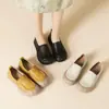 Couro macio, confortável para mulheres de meia-idade e idosas, bico redondo, antiderrapante, sola macia, sola grossa, sapatos femininos estilo Birkenstock, design de cobertura total